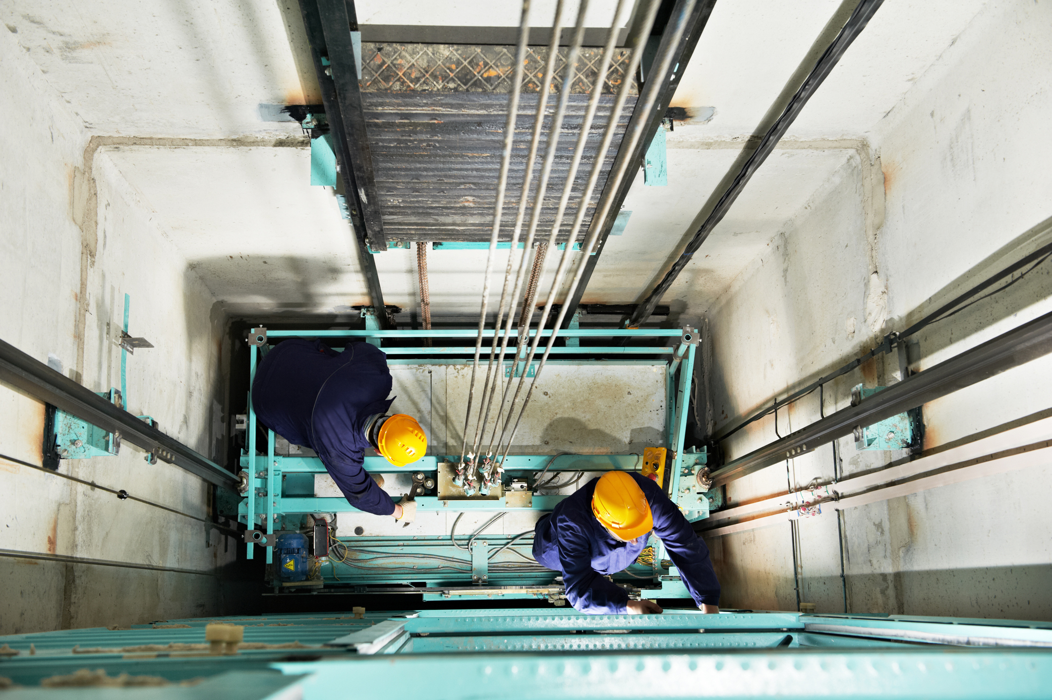https://onekeyresources.milwaukeetool.com/hubfs/technicians-in-elevator-shaft.jpg